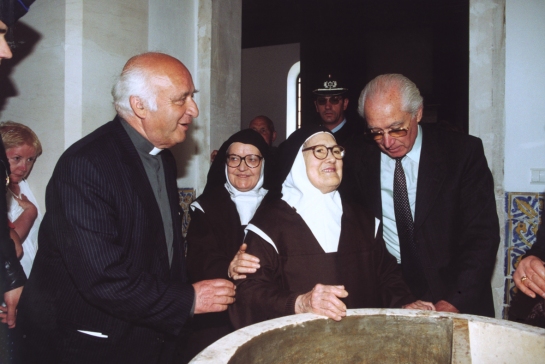 Irmã Lúcia junto à pia baptismal, na igreja de Fátima 16.5.2000 2